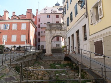 Trieste 'deki Richard' s Arch, San Giusto tepesindeki anıtsal bölgenin girişini temsil ediyordu.