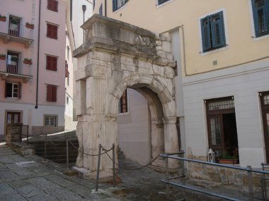 Trieste 'deki Richard' s Arch, San Giusto tepesindeki anıtsal bölgenin girişini temsil ediyordu.