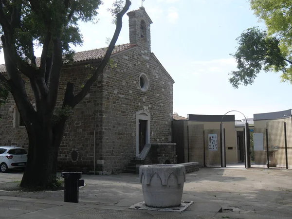 トリエステのサン ジュスト礼拝堂前に井戸がある屋外 — ストック写真