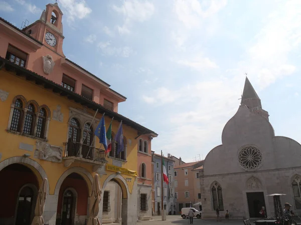 Marconi Plein Muggia Stadhuis Gotische Kathedraal Van Heiligen Johannes Paulus — Stockfoto