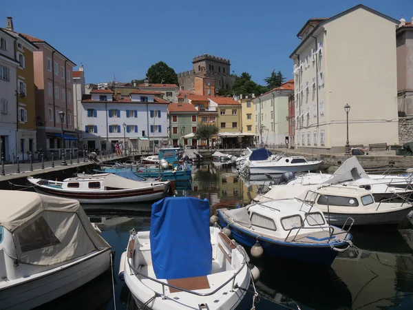 Mandracchio Muggia Piccolo Porto All Interno Del Paese Circondato Antiche — Foto Stock