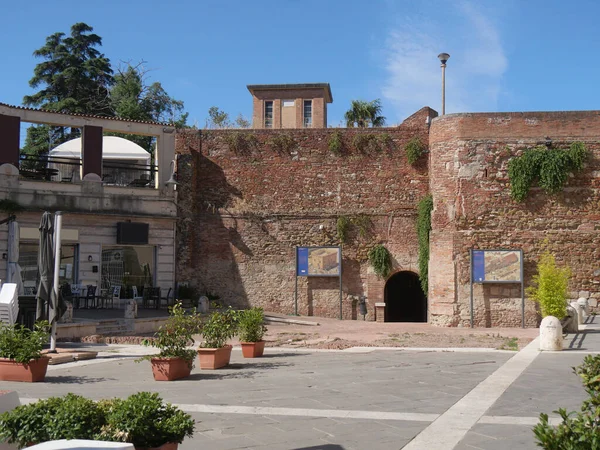Armi广场 Piazza Armi 是格罗斯托的一个广场 建在古堡仓库废墟中的城墙内 — 图库照片
