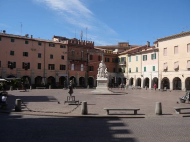 Piazza Dante Grosseto 'nun ana meydanıdır. Arka planda tarihi saraylar ve ortasında Canapone heykeli bulunur..