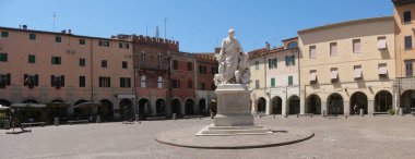 Piazza Dante Grosseto 'nun ana meydanıdır. Arka planda tarihi saraylar ve ortasında Canapone heykeli bulunur..