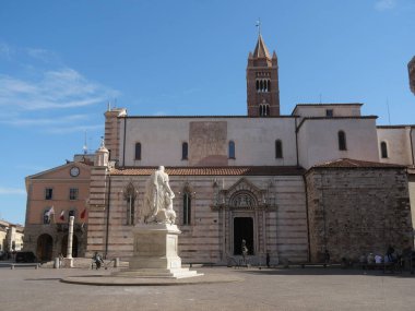 Piazza Dante, Grosseto 'nun ana meydanı, Katedral' in yanı, Aldobrandeschi Sarayı ve ortasında Canapone 'un heykeli bulunur..