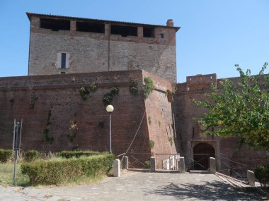 Grosseto Kalesi, girişi asma köprü olan ön cephe ve kuleler ve siperlerle çevrili..