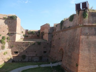 Grosseto 'daki kalenin kalesi duvarlara aittir ve bir hendeğin sardığı beş köşeli bir şekle sahiptir. Geçmişteki hendekler suyla doludur ve günümüzde burası bir geçit gibidir..