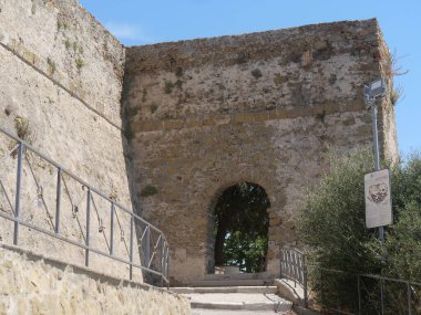 Castiglione della Pescaia 'nın tarihi merkezi etrafındaki duvarlar boyunca uzanan antik bir kapının dış tarafı.. 