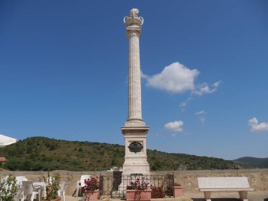 Piazza IV Novembre Meydanı 'nda Garibaldi heykeli ile güçlendirilmiş ortaçağ köyü Talamone' da.