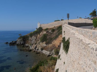 Korunmuş ortaçağ köyü Talamone 'un duvarları boyunca uzanan Panorama' nın arka planında Tyrhenian Denizi yer alıyor.