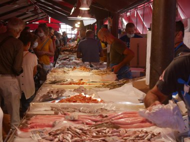 Chioggia, Balık Pazarı insanların taze balık, kabuk ve kabuklu deniz hayvanı alabileceği bir yer..