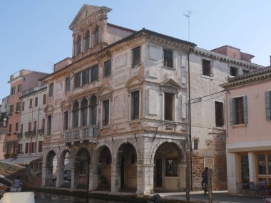 Chioggia, Grassi Sarayı. Balkonları ve Vena Kanalı boyunca üçgen bir iskeleti var.