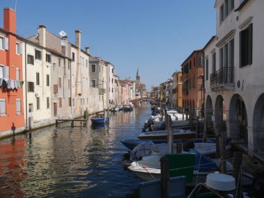 Chioggia, Vena Kanalı her iki tarafında renkli antik binalar ve antik köprüler var.