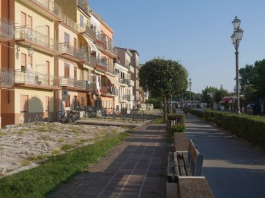 Sottomarina ve Murazzi renkli binaları deniz erozyonundan korumak için inşa edilmiş antik İstriya taş duvarlarıdır.