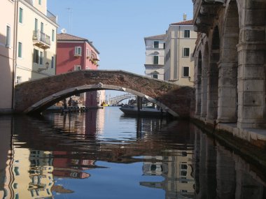 Chioggia, Vena Kanalı renkli binalar ve köprülerle geçildi.