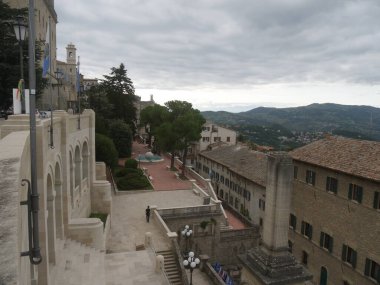 San Marino, Ara dei volontari. Meydanın ve Obelisk 'in manzarası Votive Chapel' in tepesinden.