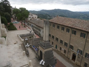 San Marino, Ara dei volontari. Meydanın ve Obelisk 'in manzarası Votive Chapel' in tepesinden.