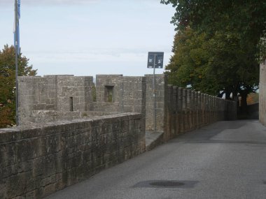 San Marino, eski kasabayı çevreleyen duvarlar. Kuleleri ve siperleri çevreleyen siperler boyunca yürüme yolunun iç tarafında. 