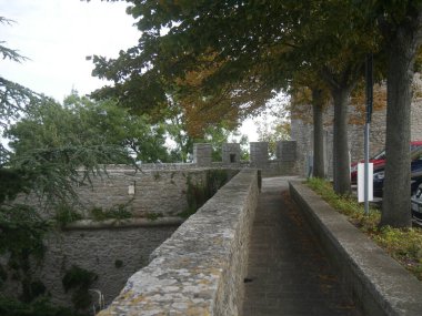 San Marino, eski kasabayı çevreleyen duvarlar. Kuleleri ve siperleri çevreleyen siperler boyunca yürüme yolunun iç tarafında. 
