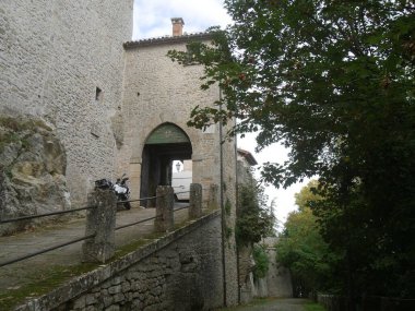 San Marino, Porta della Rupe eski şehrin duvardaki en eski girişi. San Marino Cumhuriyeti 'ni İtalya' ya bağlayan tek eski yol boyunca inşa edildi..
