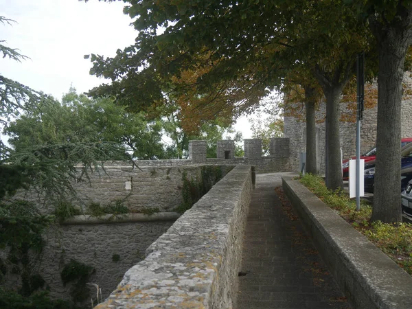 San Marino, eski kasabayı çevreleyen duvarlar. Kuleleri ve siperleri çevreleyen siperler boyunca yürüme yolunun iç tarafında. 