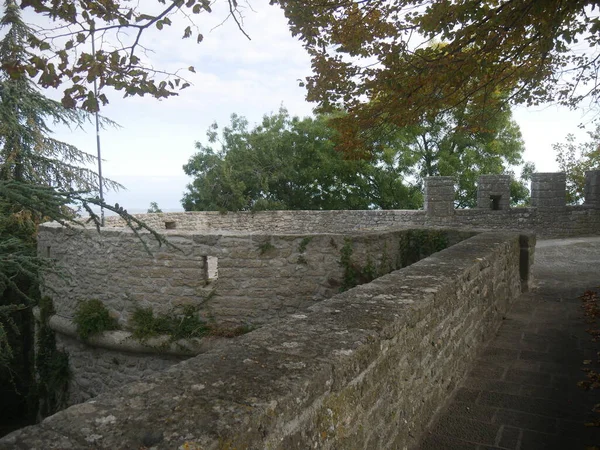 San Marino, eski kasabayı çevreleyen duvarlar. Kuleleri ve siperleri çevreleyen siperler boyunca yürüme yolunun iç tarafında. 