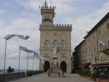San Marino, Özgürlük Meydanı. Kamu Sarayı 'na ev sahipliği yapan panoramik bir terastır. Çırpılmış saat kulesi ve beyaz mermerden yapılmış Özgürlük Heykeli.