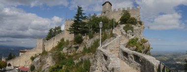 San Marino, Cadıların Geçidi. Merdiveni kayanın içine oyulmuş ilk kuleye doğru uzanan yolun panoraması çevreyi ve denizi gören bir kayanın üzerine tünemiş. 