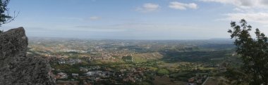 San Marino, Cadıların Geçidi. Merdiveni kayanın içine oyulmuş ilk kuleye doğru uzanan yolun panoraması çevreyi ve denizi gören bir kayanın üzerine tünemiş. 