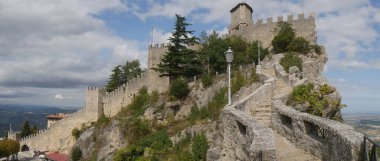 San Marino, Cadıların Geçidi. Merdiveni kayanın içine oyulmuş ilk kuleye doğru uzanan yolun panoraması çevreyi ve denizi gören bir kayanın üzerine tünemiş. 
