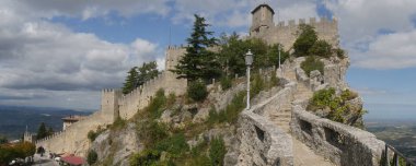 San Marino, Cadıların Geçidi. Merdiveni kayanın içine oyulmuş ilk kuleye doğru uzanan yolun panoraması çevreyi ve denizi gören bir kayanın üzerine tünemiş. 