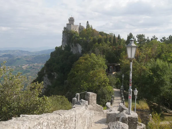 San Marino, Cadıların Geçidi. Titano Dağı 'nın tepesine tünemiş İkinci Kule' ye doğru kayanın üzerine oyulmuş merdiven manzarası..