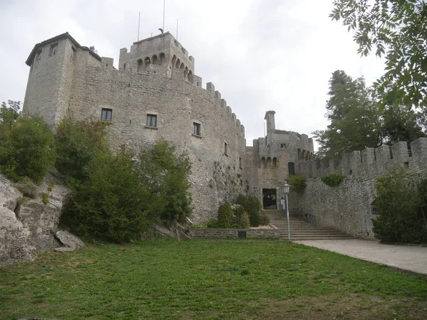 San Marino Segunda Torre Frente Castillo Conocido Como Cesta Rodeado —  Fotos de Stock