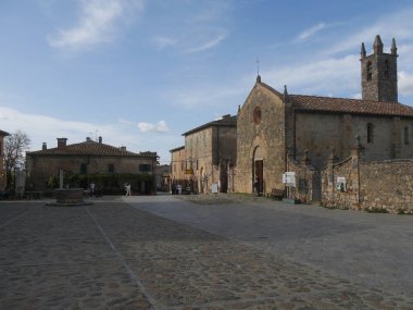 Monteriggioni 'deki Piazza Roma' da Santa Maria Assunta Kilisesi, Silah Müzesi ve Yüzbaşı Zeti 'ye adanmış bir kilise bulunmaktadır.