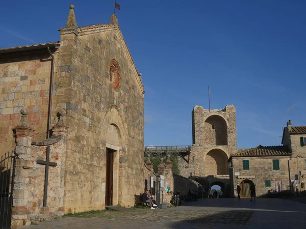 Piazza Roma Monteriggioni Met Kerk Van Santa Maria Assunta Een — Stockfoto