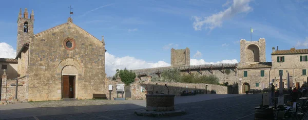 Piazza Roma Monteriggioni Met Kerk Van Santa Maria Assunta Een — Stockfoto