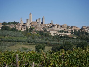 San Gimignano Panoraması 'nda, kırsal ve zeytinliklerle çevrili bir tepenin tepesinde 13 kule bulunuyor.