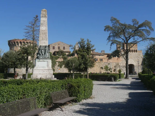 Jardines Con Obelisco Frente Las Murallas San Gimignano Con Puerta —  Fotos de Stock