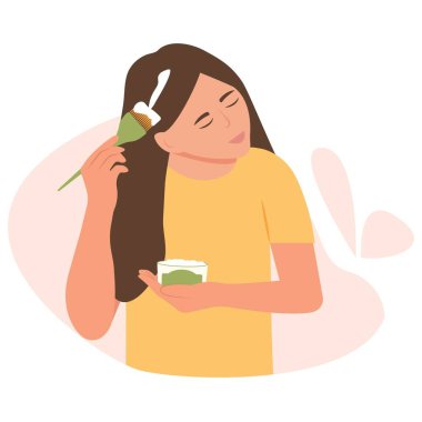 Genç bir kadın saçına maske takıyor. Saç maskeli bir kız. El fırçası. Kız saçıyla ilgileniyor, spa ameliyatı yapıyor. Düz çizgi film biçimi vektör çizimi.