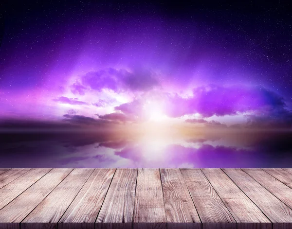 Фиолетовое небо с деревянной подставкой — стоковое фото