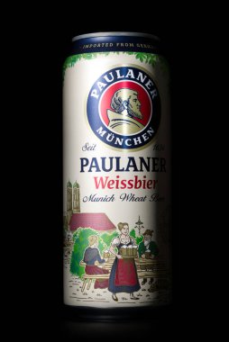 Paulaner Weissbier alüminyum kutusu, siyah arka planda yarı aydınlatma