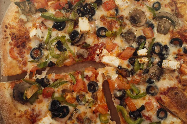 Πίτσα με μανιτάρια, ελιά και άλλα διάφορα προϊόντα, κοντινό πλάνο — Φωτογραφία Αρχείου