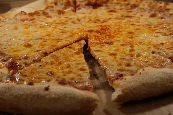 Skiva varm ost pizza Margherita på bordet — Stockfoto