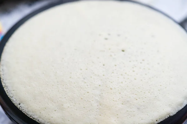 Panqueca redonda grande na panela de ato de fritar elétrica — Fotografia de Stock