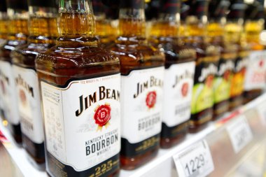 Im Işın Viskisi süpermarketteki rafta satışa hazır.