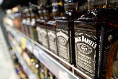 Bir sıra Jack Daniels Viski şişesi süpermarketin rafında