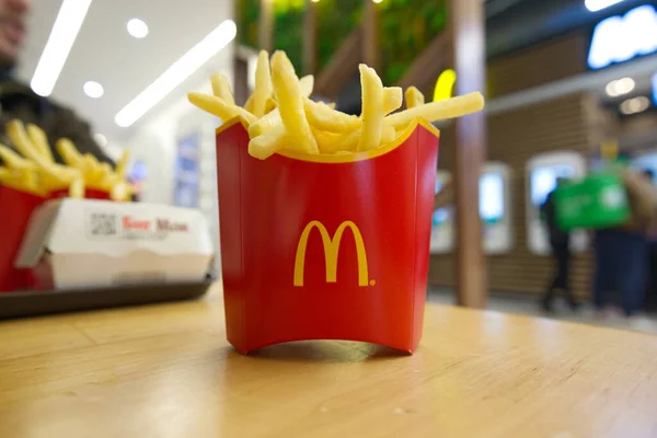 McDonalds Pommes im Fast-Food-Bereich des Einkaufszentrums — Stockfoto