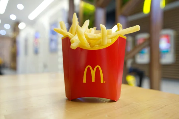 Patatas fritas McDonalds en la zona de comida rápida del centro comercial —  Fotos de Stock
