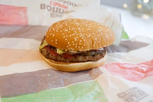 Огромный сэндвич из Бургер Кинг, избирательный фокус — стоковое фото