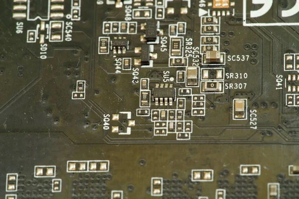 Различные чипы на текстовой видеокарте для современного настольного компьютера — стоковое фото
